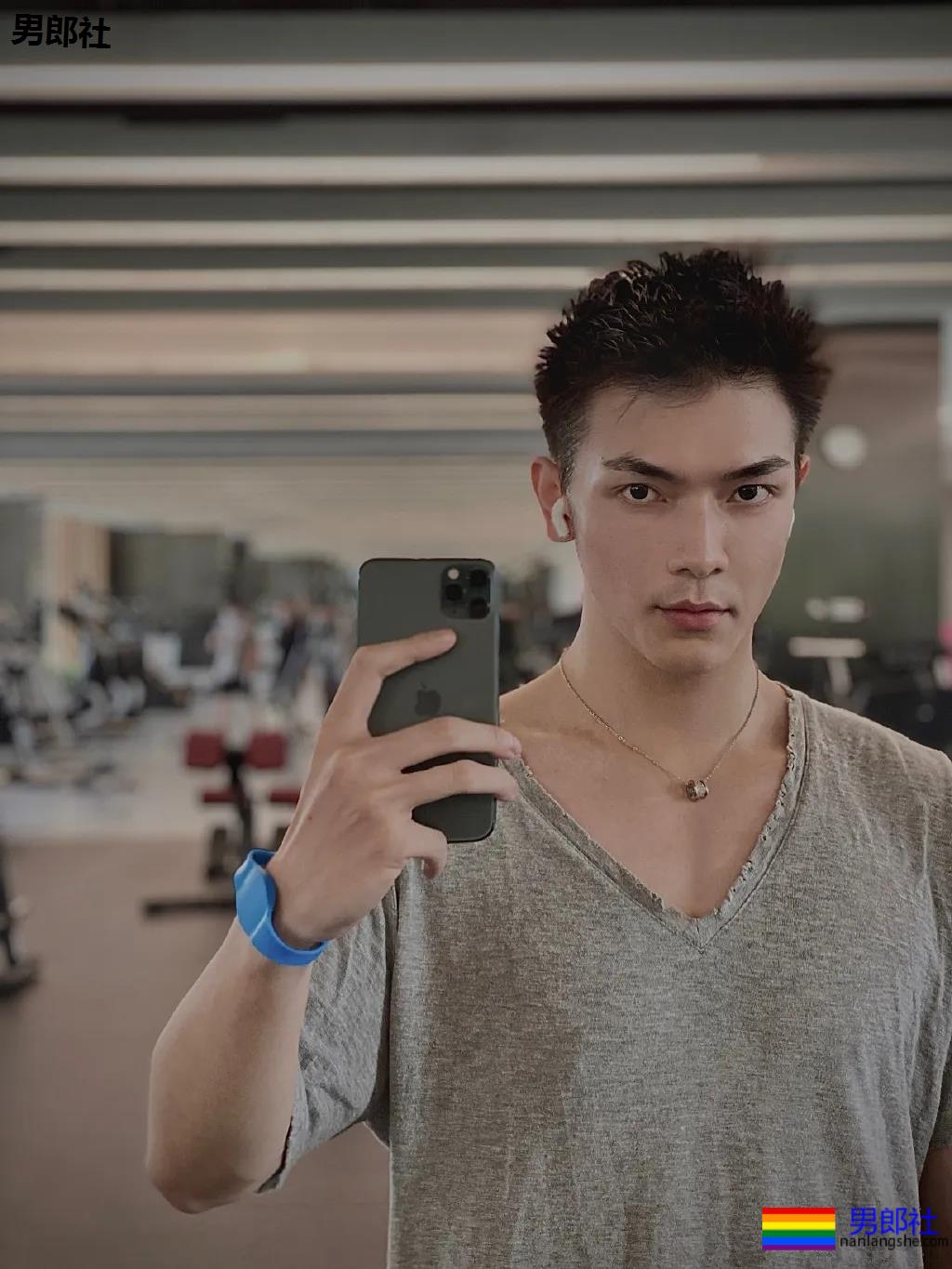 187大长腿肌肉帅哥露内裤边自拍，奶白胸肌太大了！-51虹马