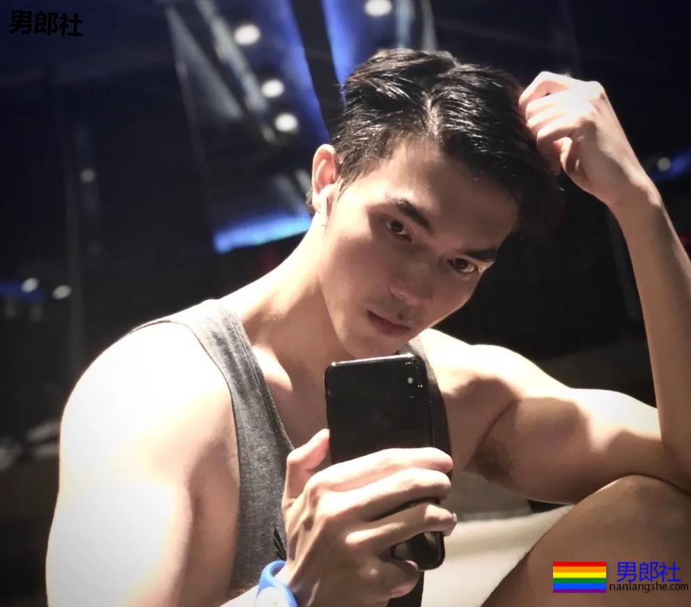 187大长腿肌肉帅哥露内裤边自拍，奶白胸肌太大了！ - 51虹马