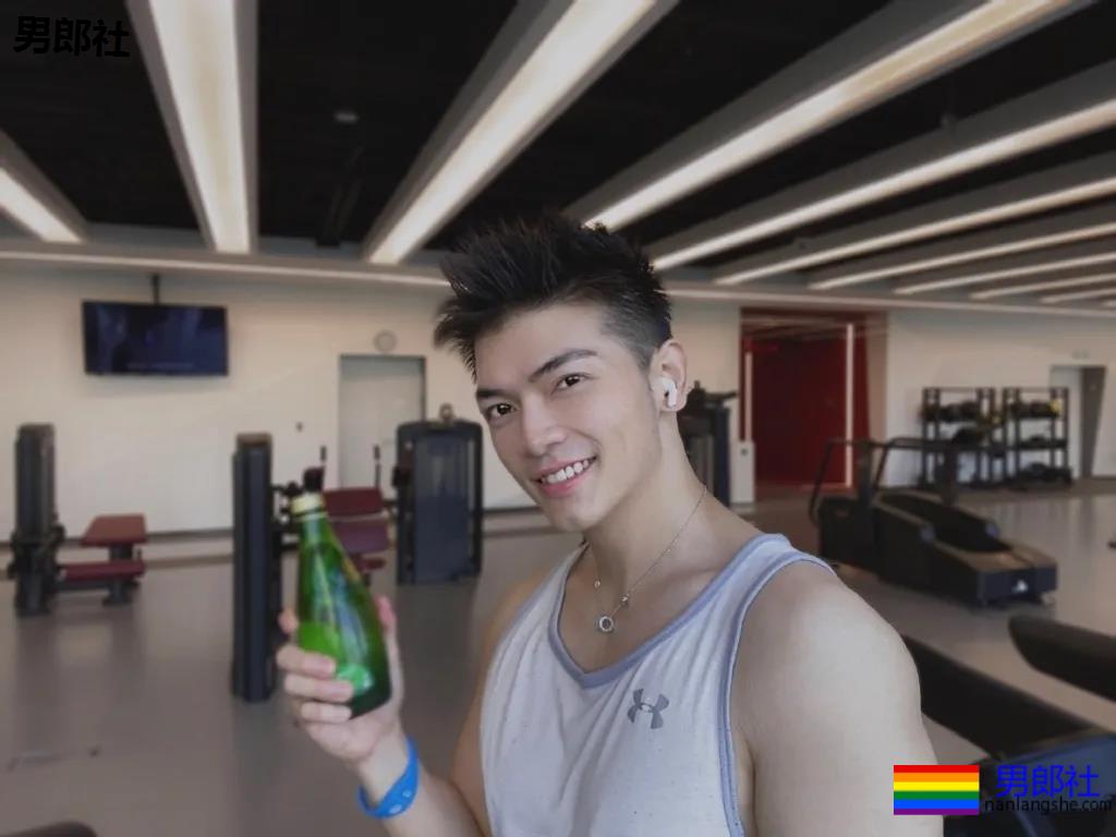 187大长腿肌肉帅哥露内裤边自拍，奶白胸肌太大了！ - 51虹马