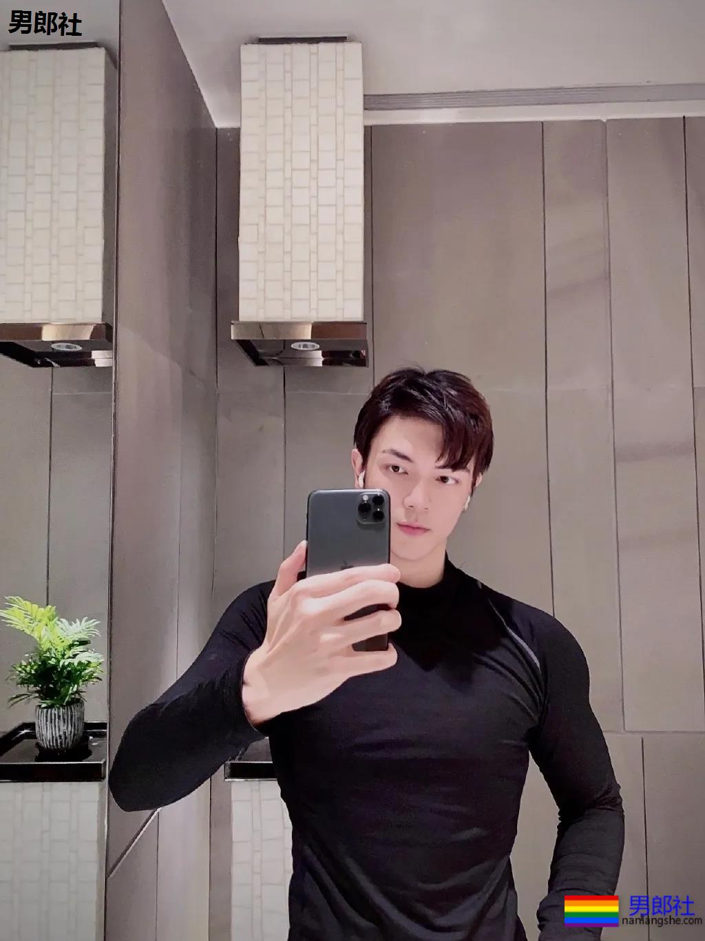 187大长腿肌肉帅哥露内裤边自拍，奶白胸肌太大了！ - 51虹马