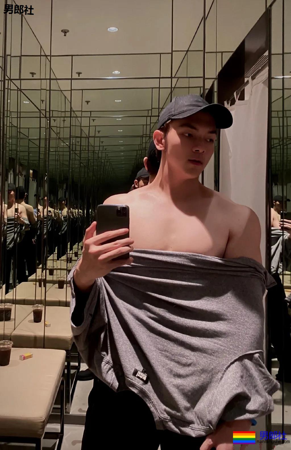 187大长腿肌肉帅哥露内裤边自拍，奶白胸肌太大了！ - 51虹马