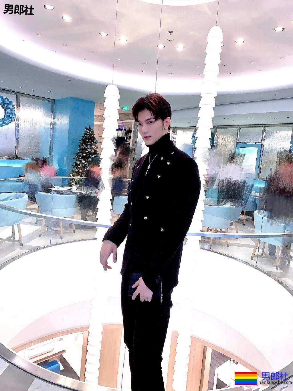 187大长腿肌肉帅哥露内裤边自拍，奶白胸肌太大了！ - 51虹马