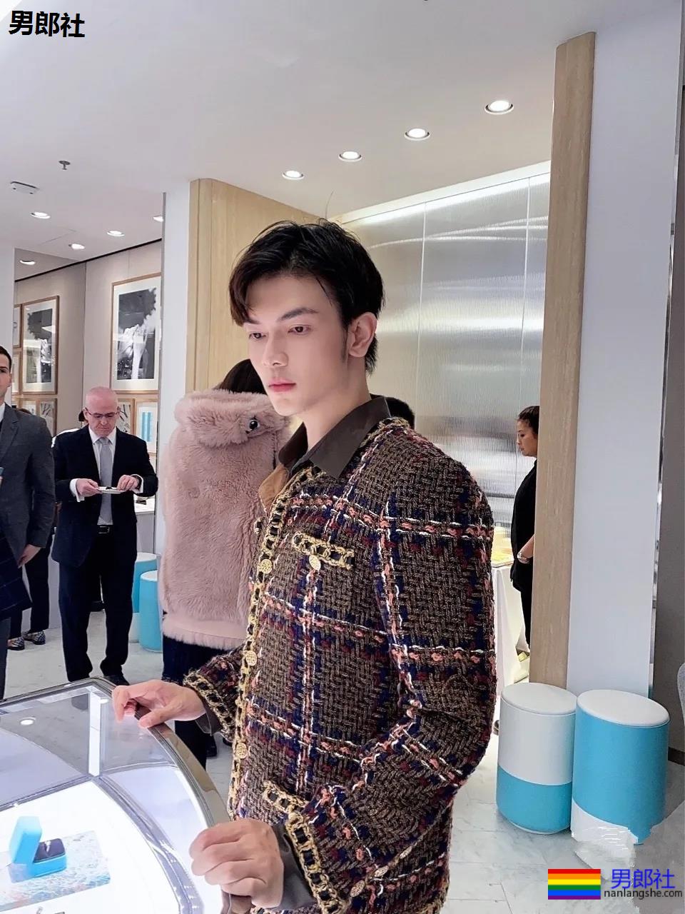 187大长腿肌肉帅哥露内裤边自拍，奶白胸肌太大了！ - 51虹马