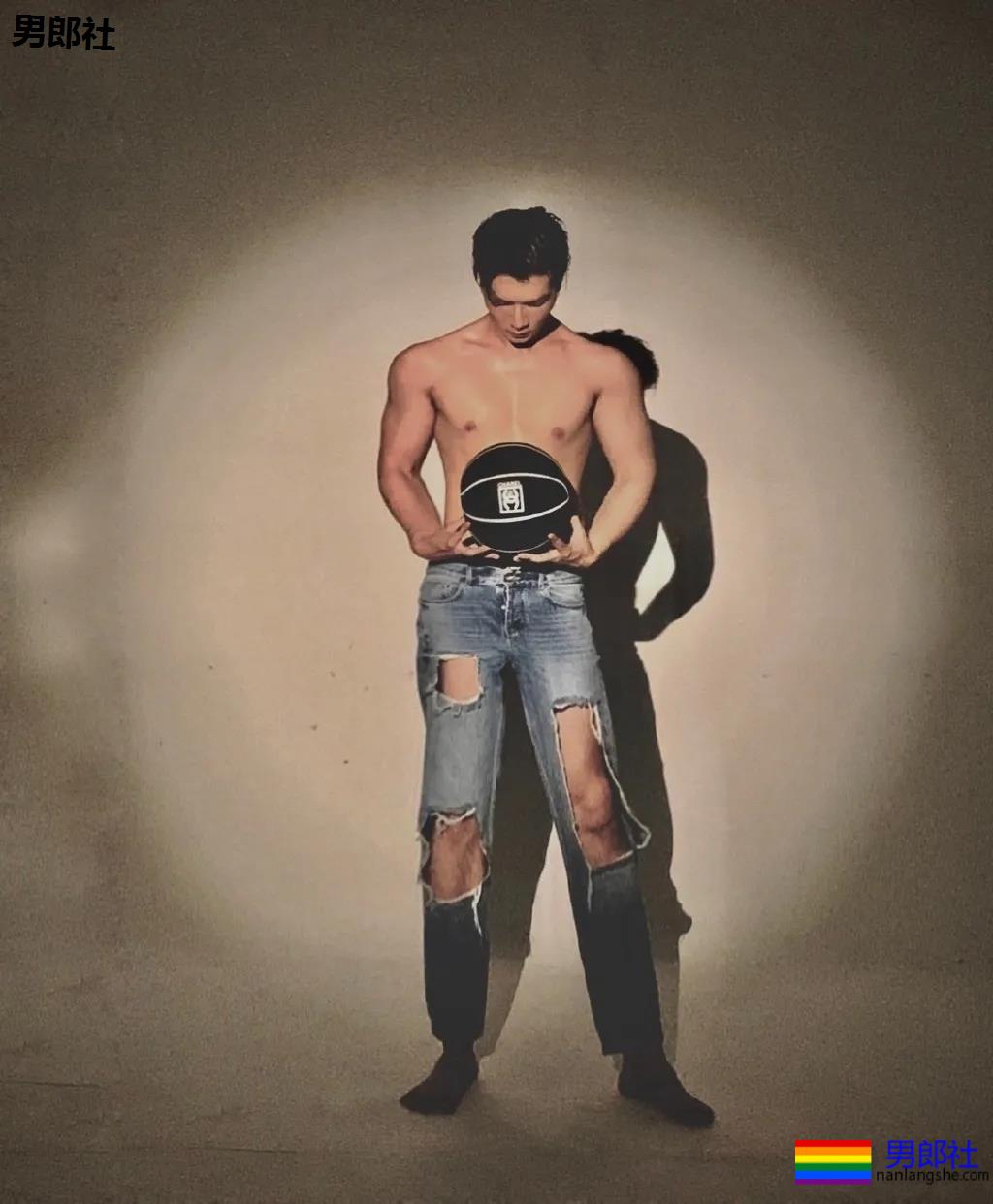 187大长腿肌肉帅哥露内裤边自拍，奶白胸肌太大了！ - 51虹马