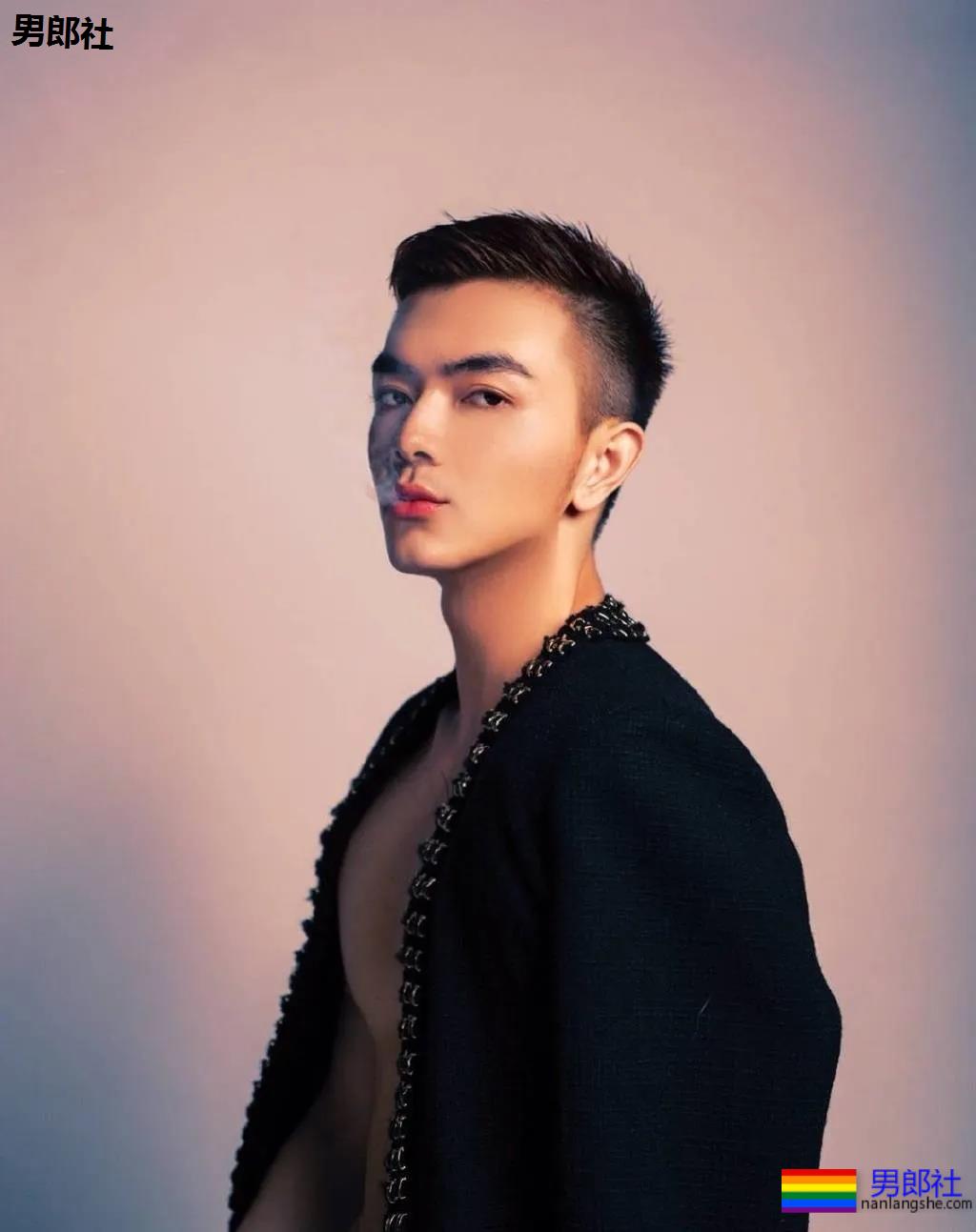 187大长腿肌肉帅哥露内裤边自拍，奶白胸肌太大了！ - 51虹马