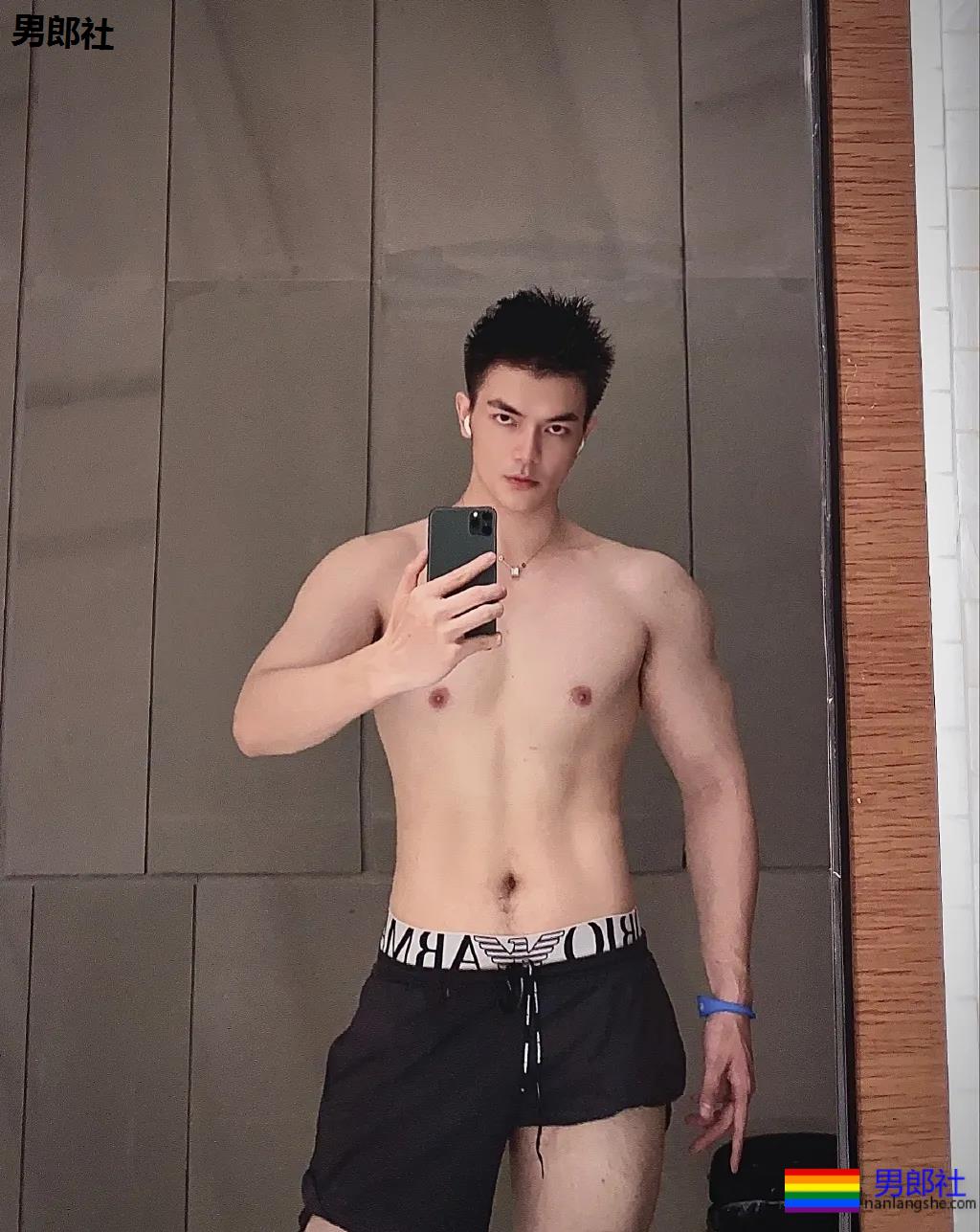 187大长腿肌肉帅哥露内裤边自拍，奶白胸肌太大了！ - 51虹马