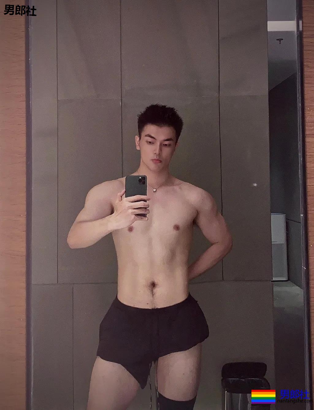 187大长腿肌肉帅哥露内裤边自拍，奶白胸肌太大了！ - 51虹马