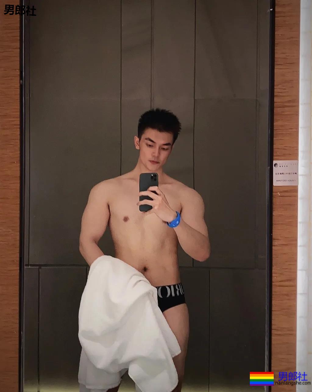 187大长腿肌肉帅哥露内裤边自拍，奶白胸肌太大了！ - 51虹马