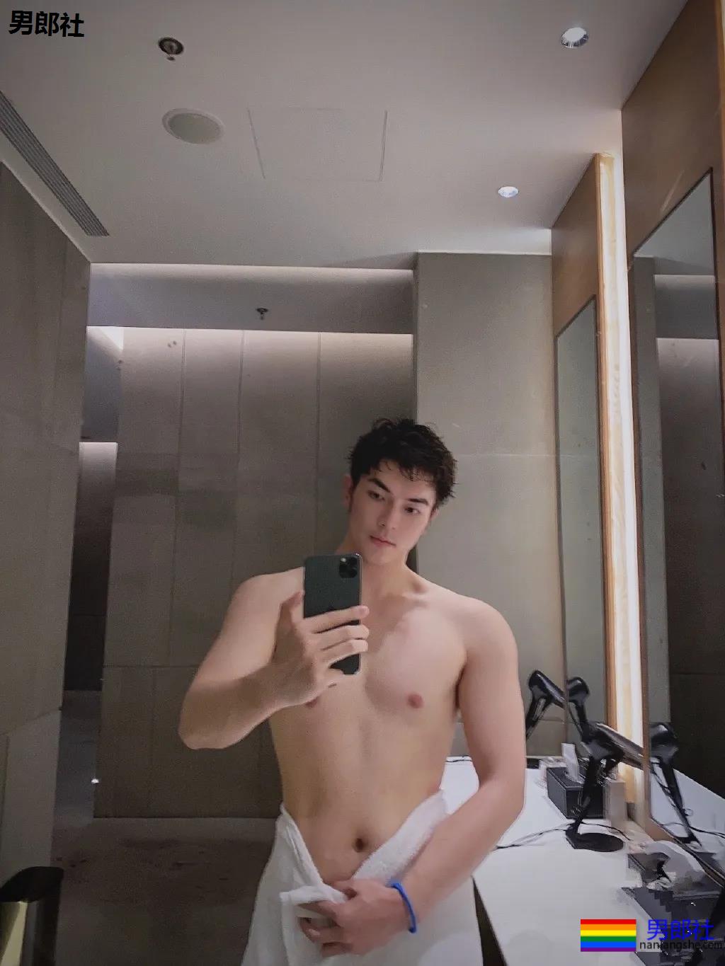 187大长腿肌肉帅哥露内裤边自拍，奶白胸肌太大了！ - 51虹马