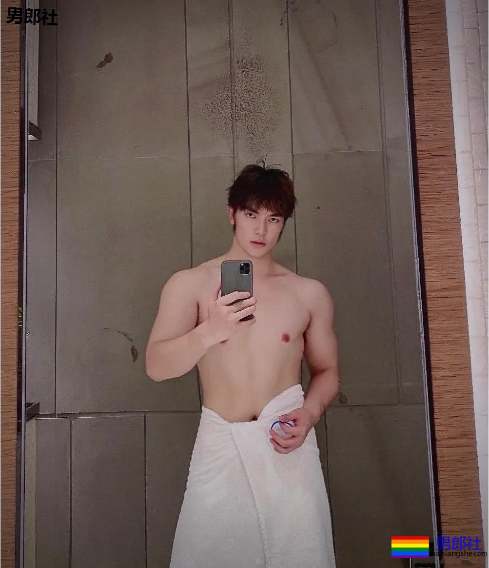 187大长腿肌肉帅哥露内裤边自拍，奶白胸肌太大了！ - 51虹马