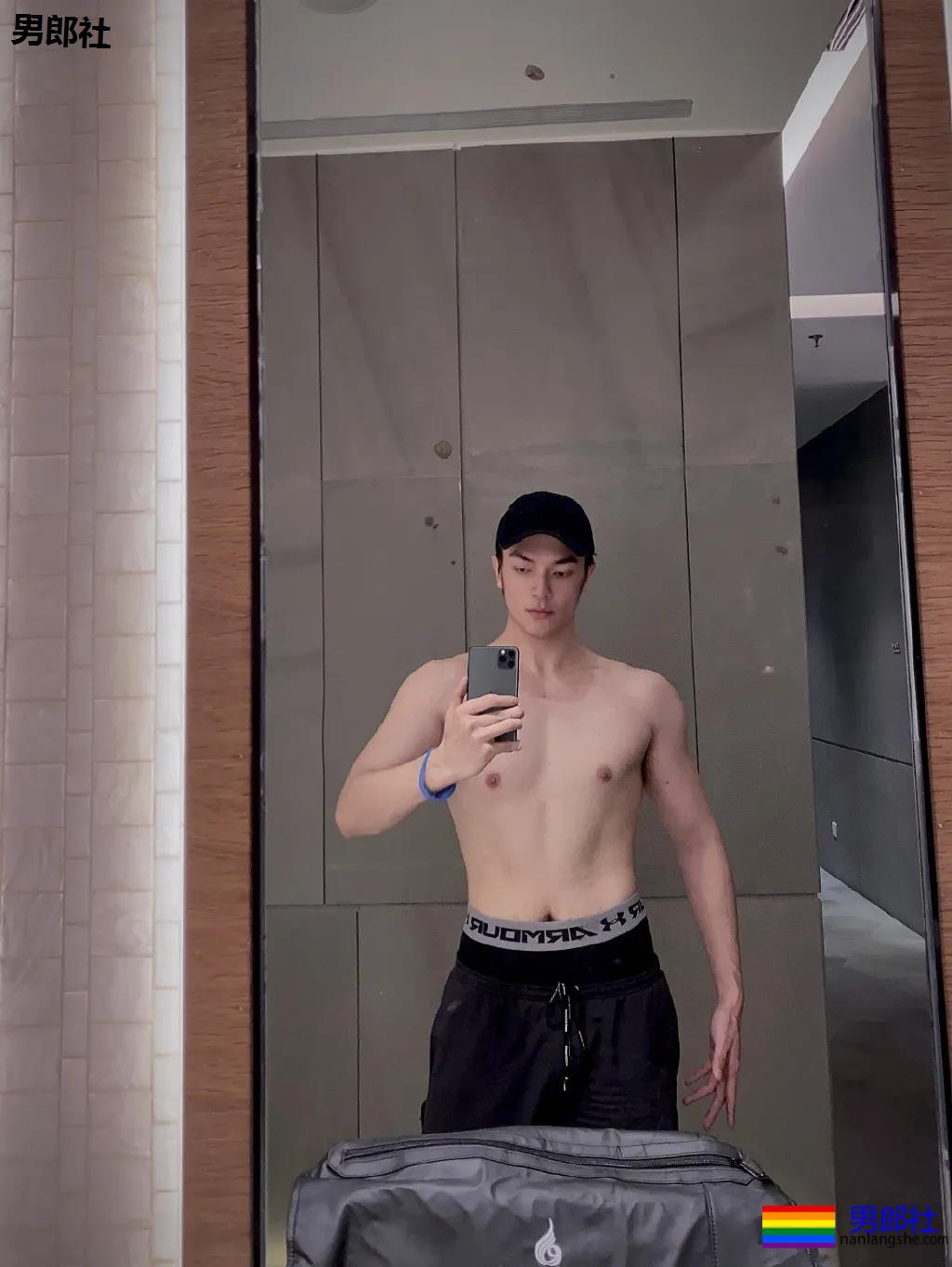 187大长腿肌肉帅哥露内裤边自拍，奶白胸肌太大了！ - 51虹马