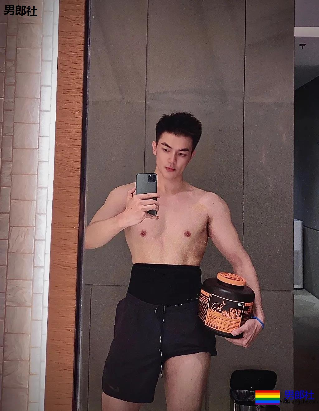 187大长腿肌肉帅哥露内裤边自拍，奶白胸肌太大了！ - 51虹马