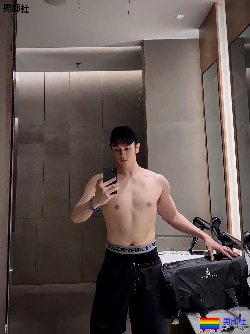 187大长腿肌肉帅哥露内裤边自拍，奶白胸肌太大了！ - 51虹马