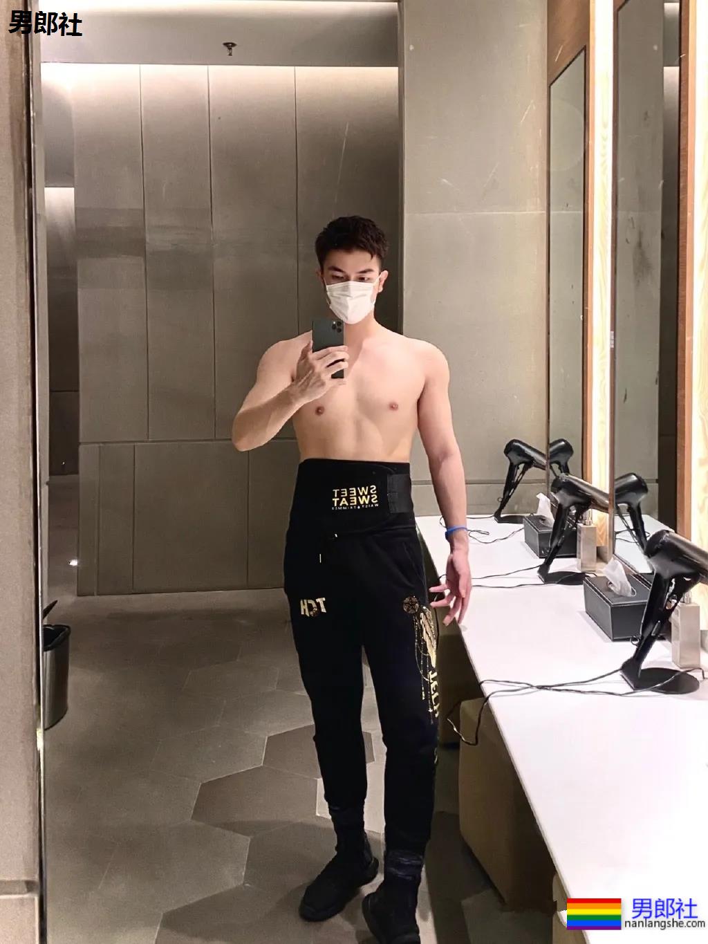 187大长腿肌肉帅哥露内裤边自拍，奶白胸肌太大了！ - 51虹马