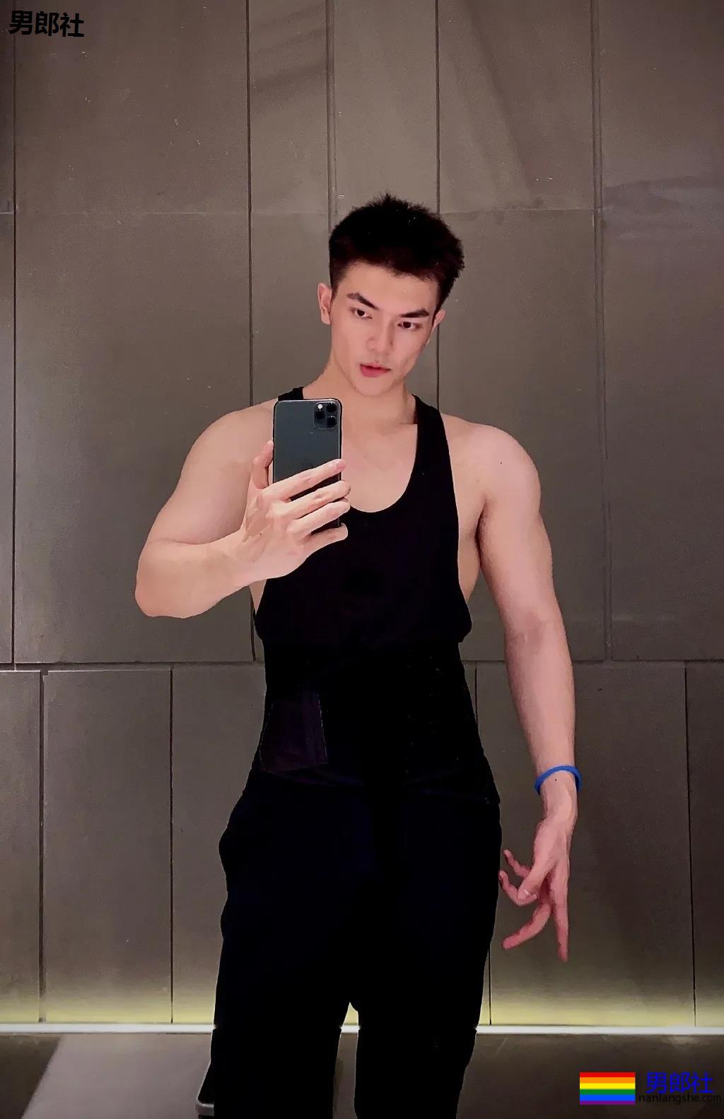 187大长腿肌肉帅哥露内裤边自拍，奶白胸肌太大了！ - 51虹马