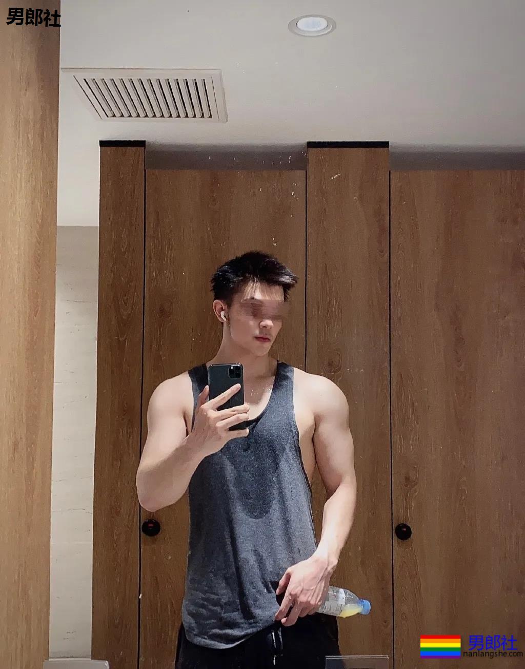 187大长腿肌肉帅哥露内裤边自拍，奶白胸肌太大了！ - 51虹马