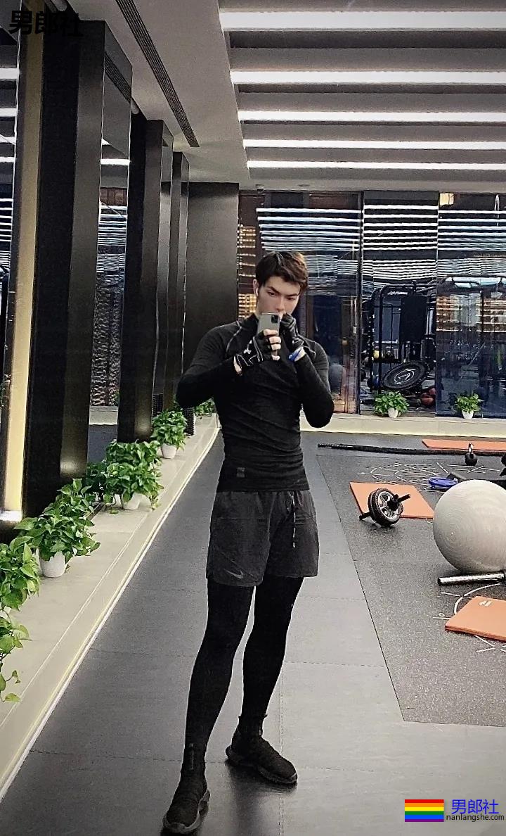 187大长腿肌肉帅哥露内裤边自拍，奶白胸肌太大了！ - 51虹马