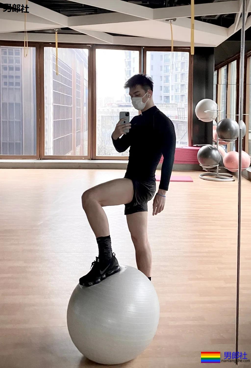 187大长腿肌肉帅哥露内裤边自拍，奶白胸肌太大了！ - 51虹马