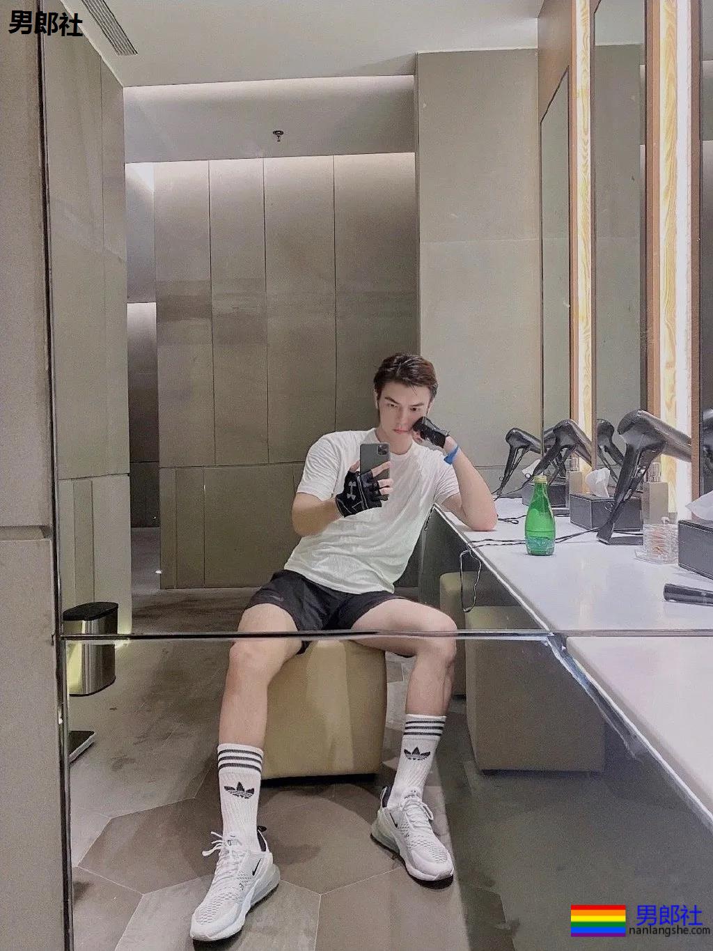 187大长腿肌肉帅哥露内裤边自拍，奶白胸肌太大了！ - 51虹马