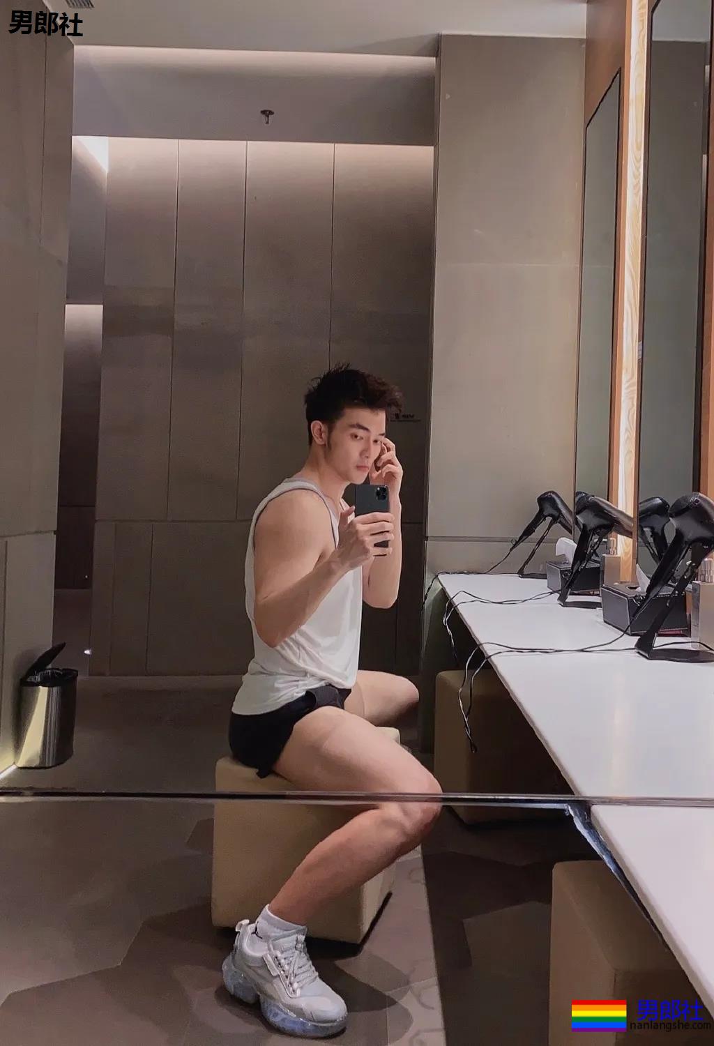 187大长腿肌肉帅哥露内裤边自拍，奶白胸肌太大了！ - 51虹马