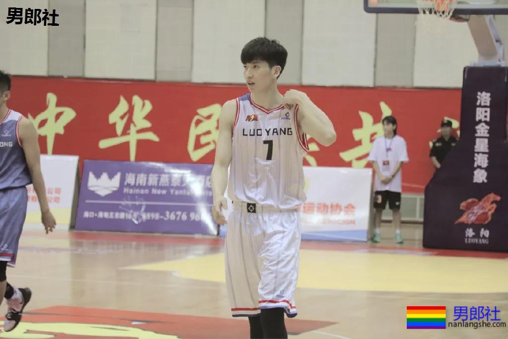 195篮球体育生挺腰小视频火了，长腿大鼻子腰力惊人! - 51虹马