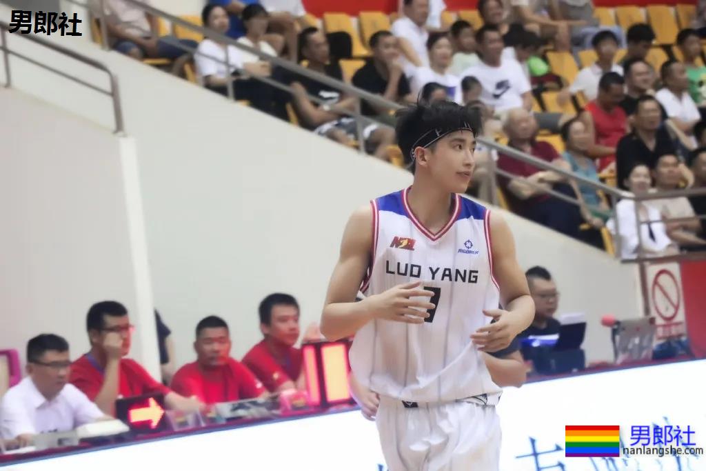 195篮球体育生挺腰小视频火了，长腿大鼻子腰力惊人! - 51虹马