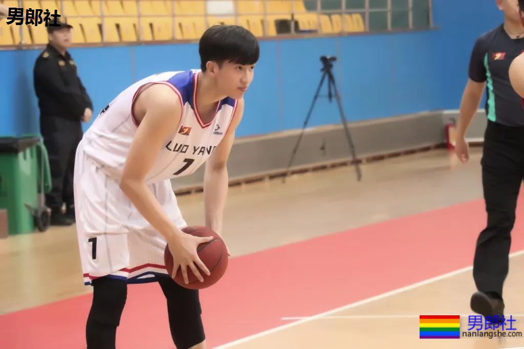 195篮球体育生挺腰小视频火了，长腿大鼻子腰力惊人! - 51虹马