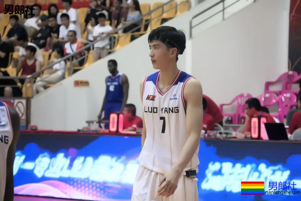 195篮球体育生挺腰小视频火了，长腿大鼻子腰力惊人! - 51虹马