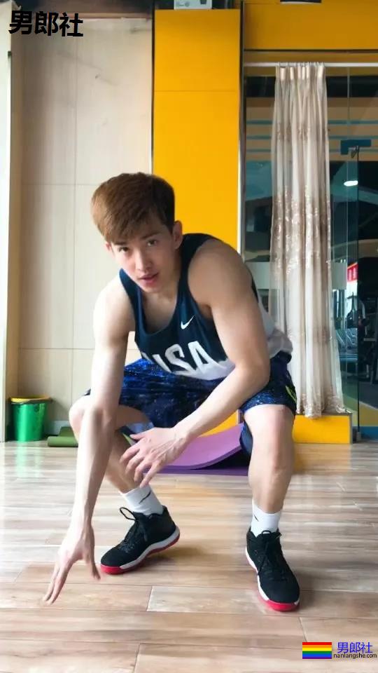 195篮球体育生挺腰小视频火了，长腿大鼻子腰力惊人! - 51虹马