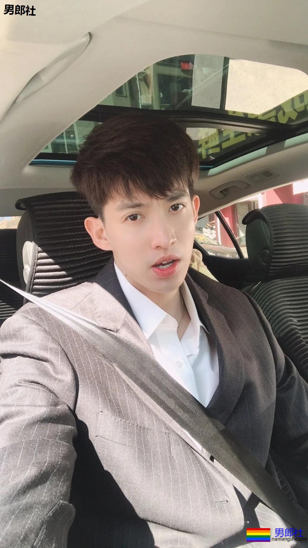 195篮球体育生挺腰小视频火了，长腿大鼻子腰力惊人! - 51虹马