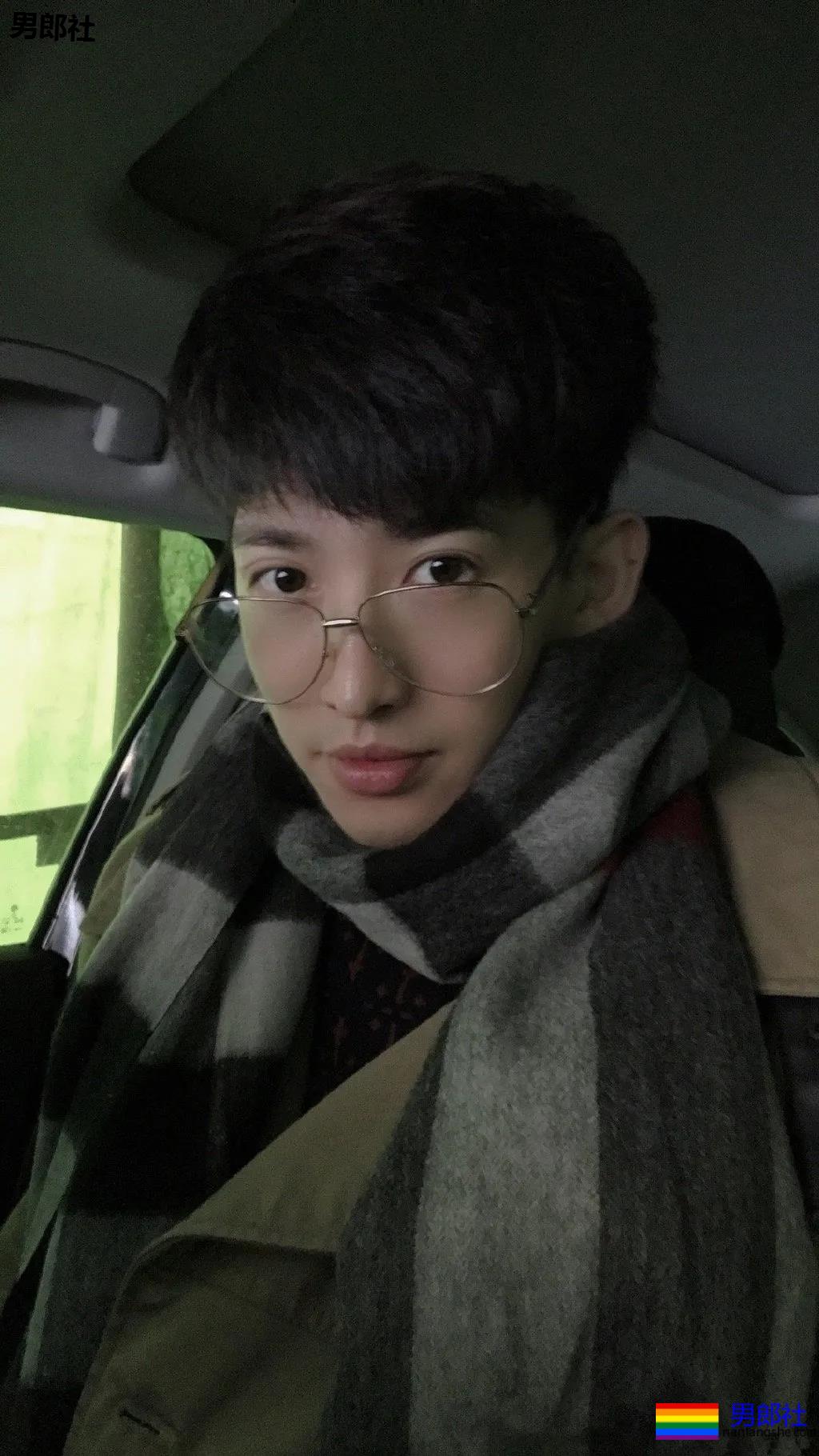 195篮球体育生挺腰小视频火了，长腿大鼻子腰力惊人! - 51虹马