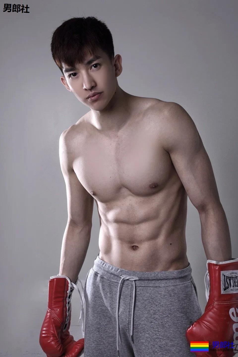 195篮球体育生挺腰小视频火了，长腿大鼻子腰力惊人! - 51虹马