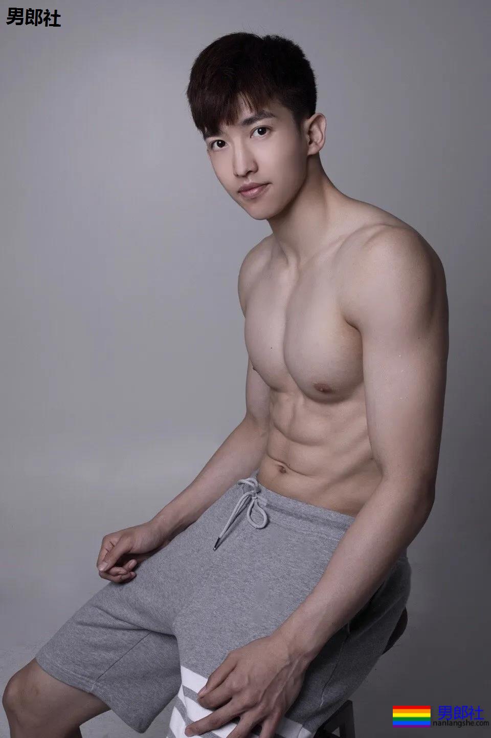 195篮球体育生挺腰小视频火了，长腿大鼻子腰力惊人! - 51虹马