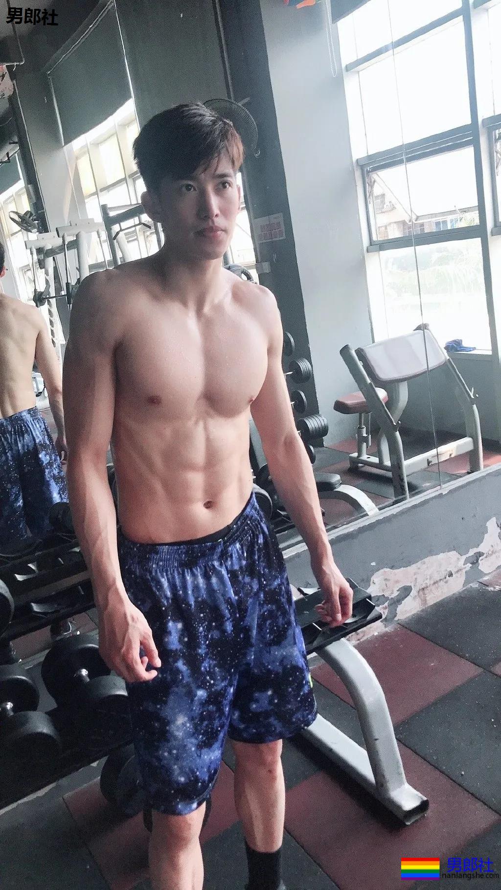 195篮球体育生挺腰小视频火了，长腿大鼻子腰力惊人! - 51虹马