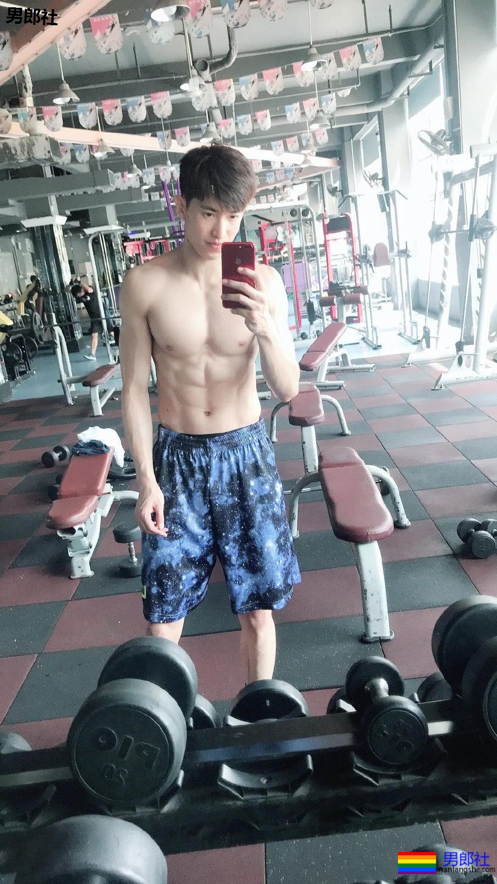 195篮球体育生挺腰小视频火了，长腿大鼻子腰力惊人! - 51虹马