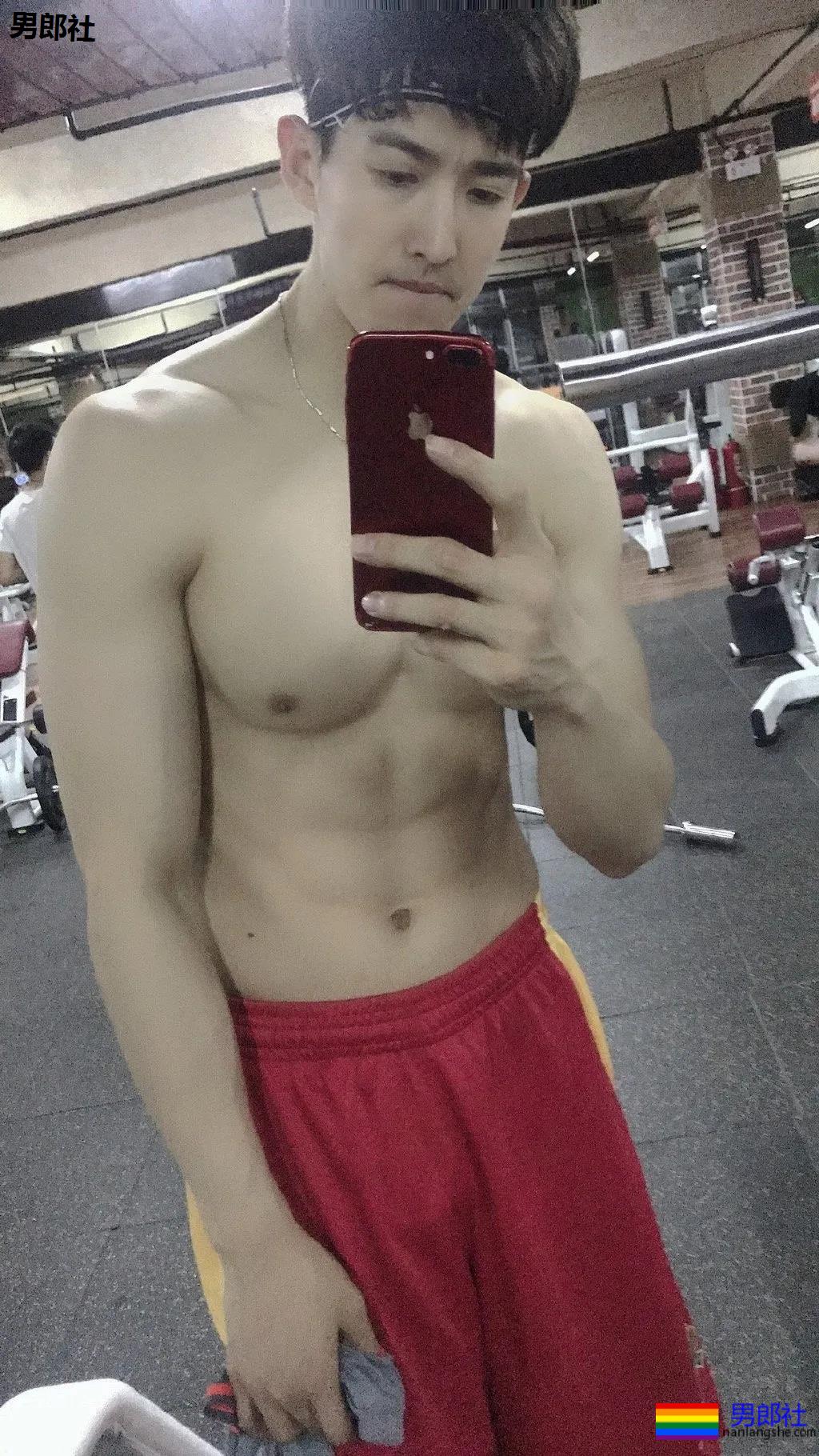 195篮球体育生挺腰小视频火了，长腿大鼻子腰力惊人! - 51虹马