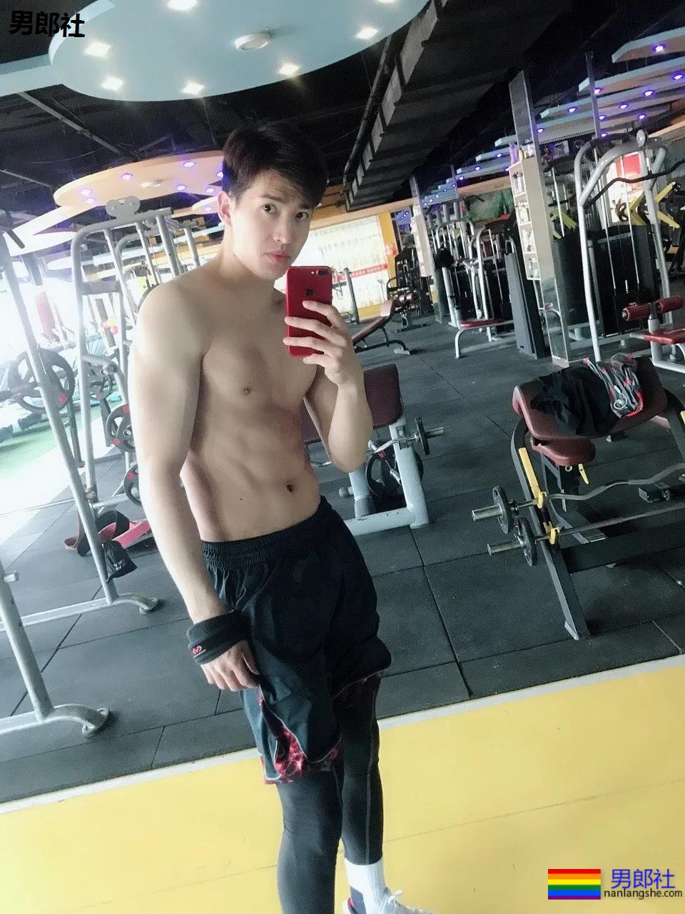 195篮球体育生挺腰小视频火了，长腿大鼻子腰力惊人! - 51虹马