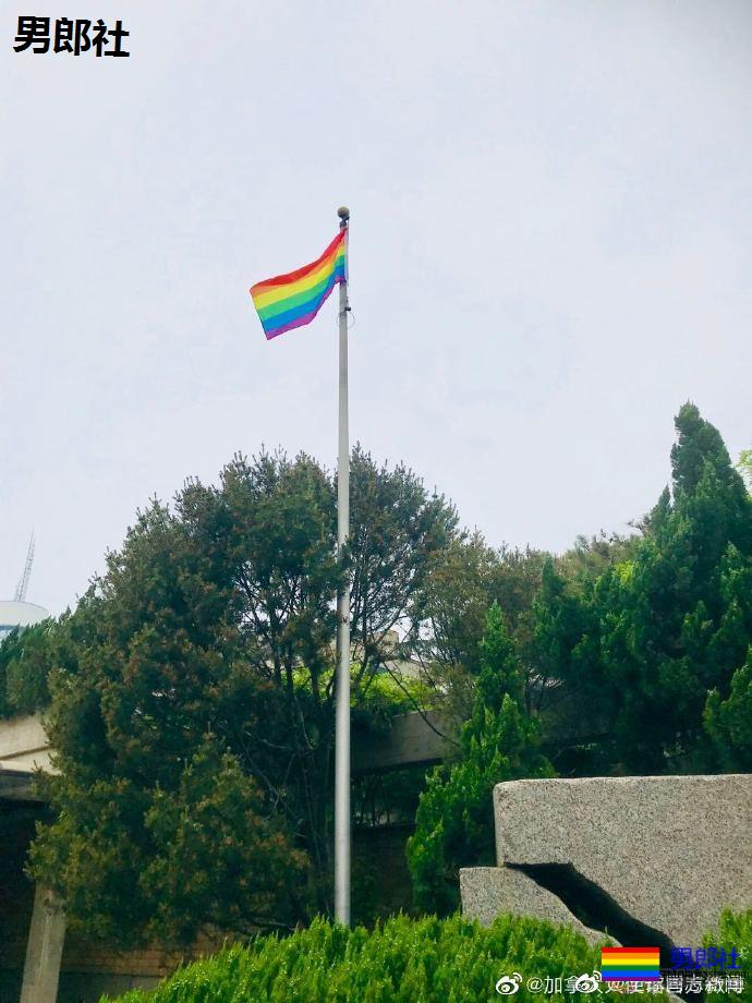 国际不再恐同日:欧盟大楼亮彩虹灯光 - 51虹马 国际不再恐同日:欧盟大楼亮彩虹灯光 - 51虹马