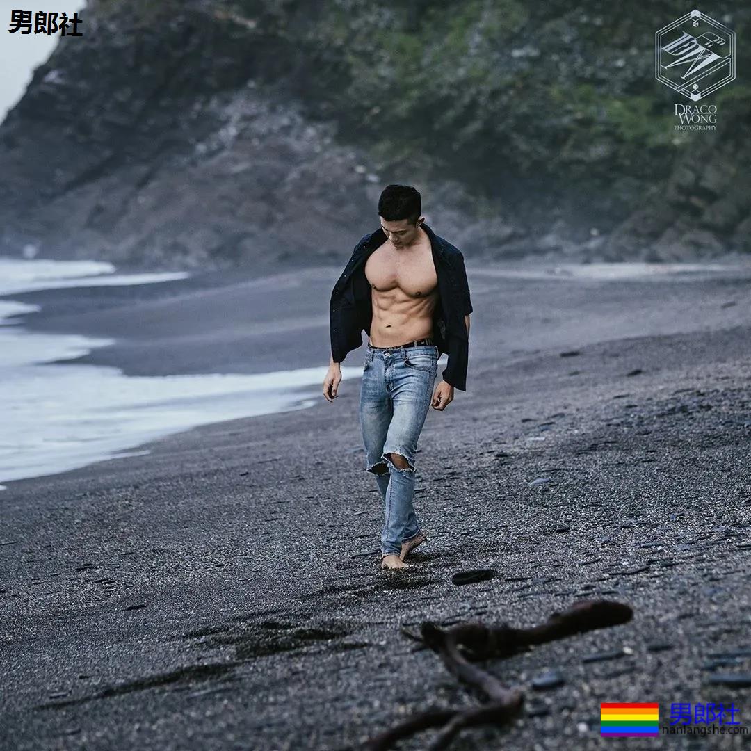 国际运动员在浴室更衣洗Z过程，男+男一个更衣室，看完太可了。 - 51虹马