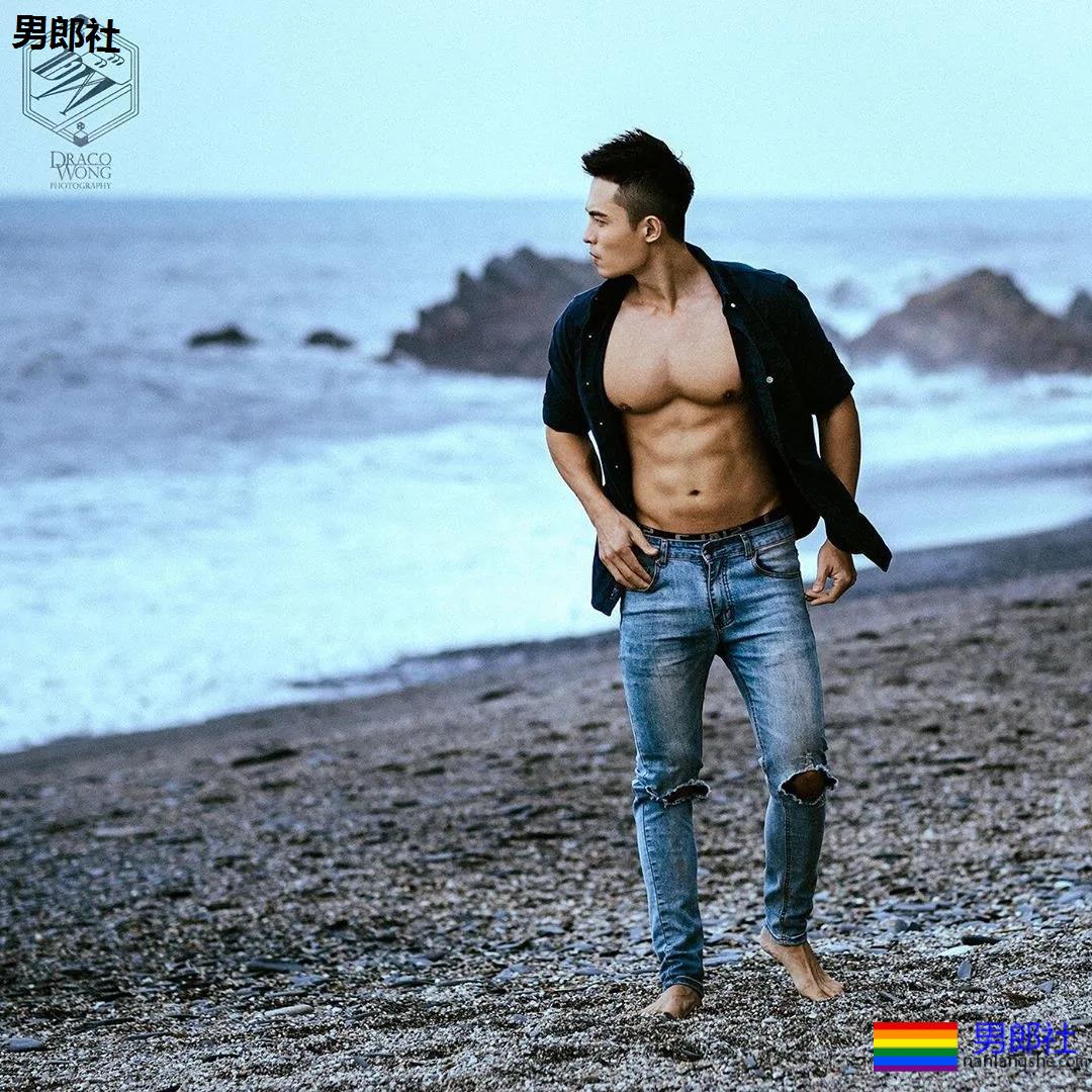 国际运动员在浴室更衣洗Z过程，男+男一个更衣室，看完太可了。 - 51虹马