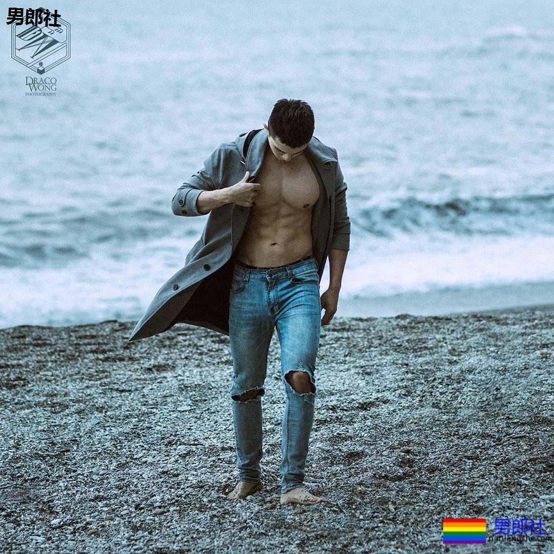 国际运动员在浴室更衣洗Z过程，男+男一个更衣室，看完太可了。 - 51虹马