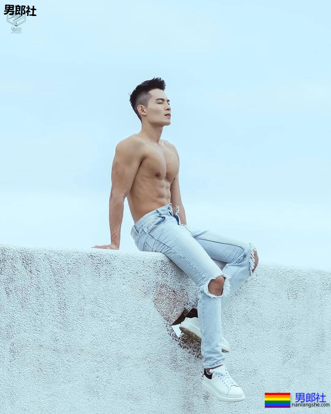 国际运动员在浴室更衣洗Z过程，男+男一个更衣室，看完太可了。 - 51虹马