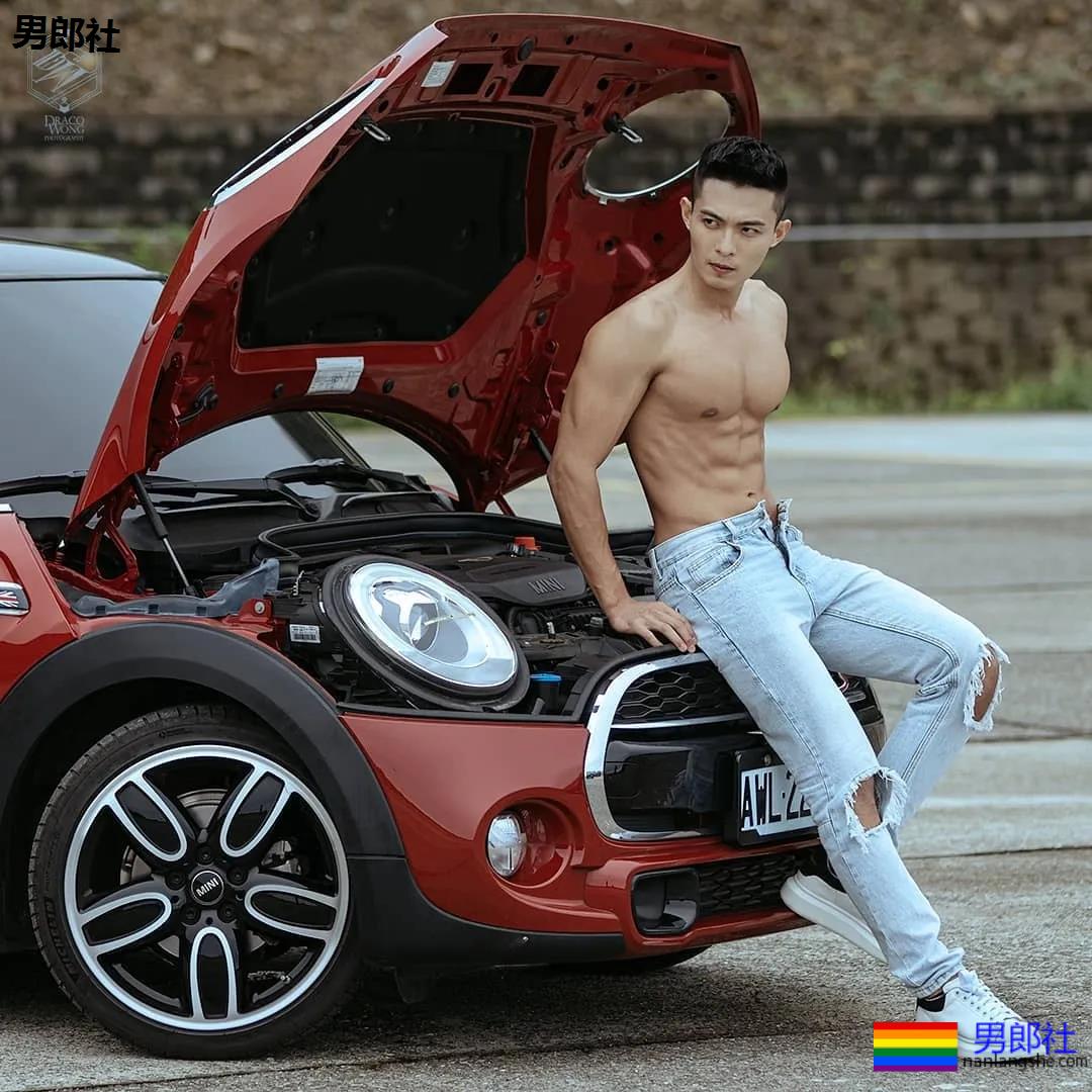 国际运动员在浴室更衣洗Z过程，男+男一个更衣室，看完太可了。 - 51虹马