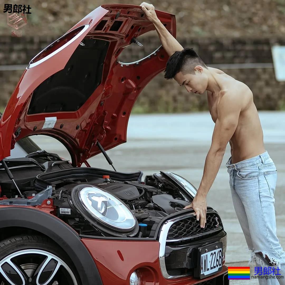 国际运动员在浴室更衣洗Z过程，男+男一个更衣室，看完太可了。 - 51虹马