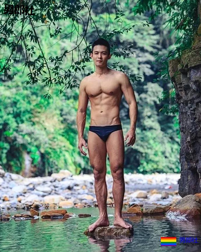 国际运动员在浴室更衣洗Z过程，男+男一个更衣室，看完太可了。 - 51虹马