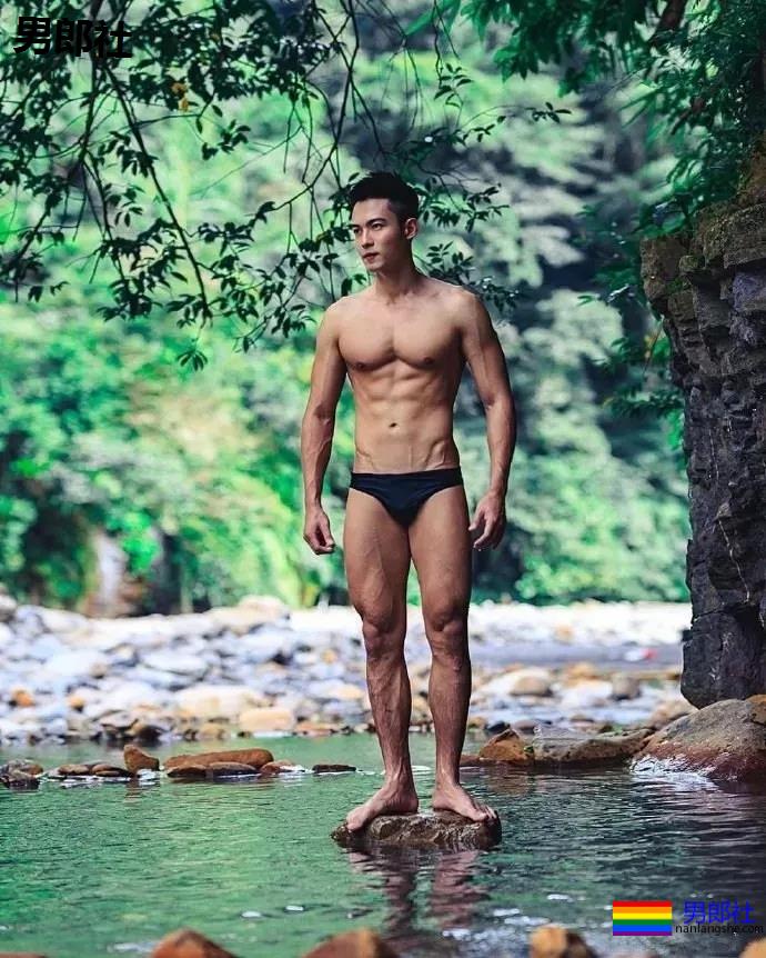 国际运动员在浴室更衣洗Z过程，男+男一个更衣室，看完太可了。 - 51虹马