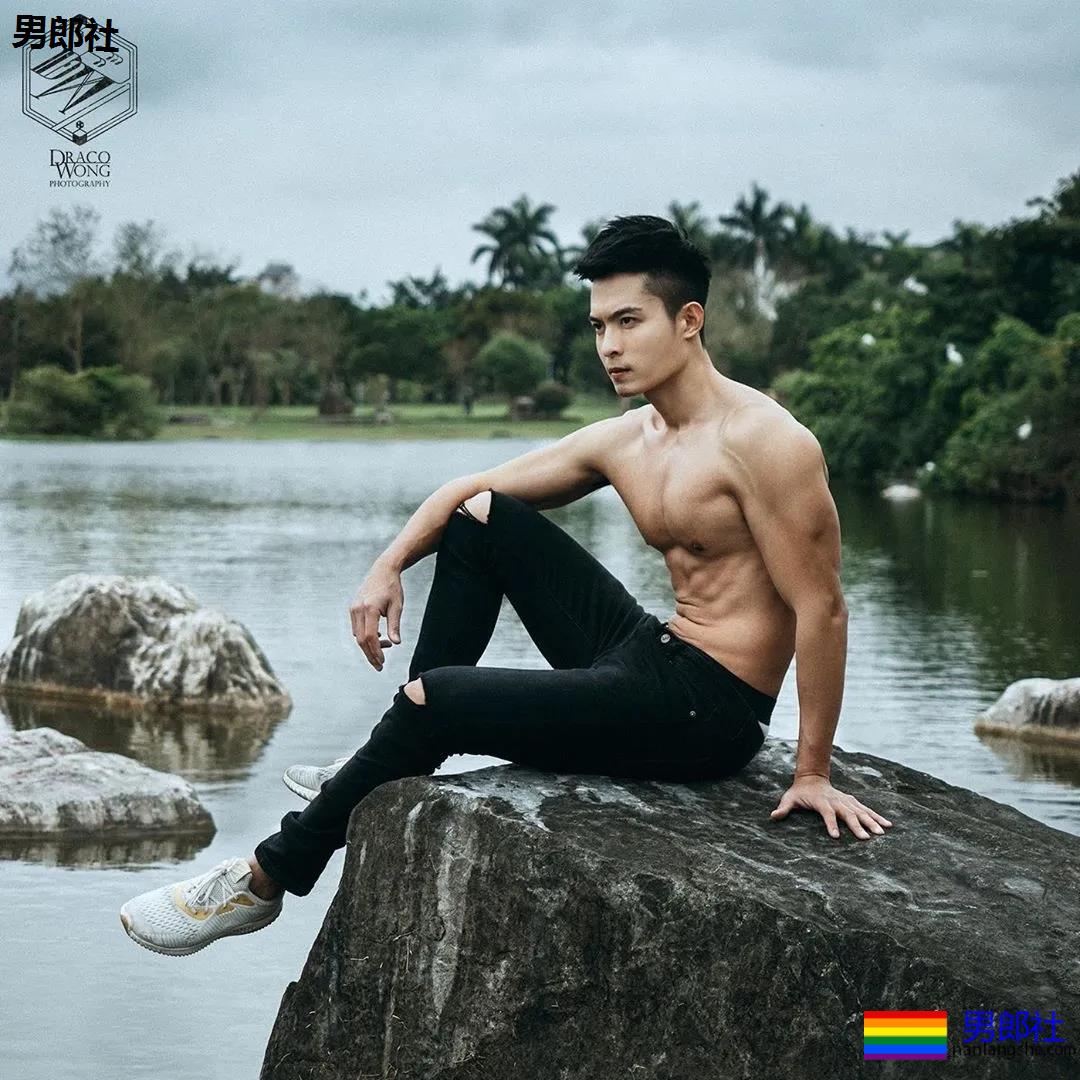 国际运动员在浴室更衣洗Z过程，男+男一个更衣室，看完太可了。 - 51虹马