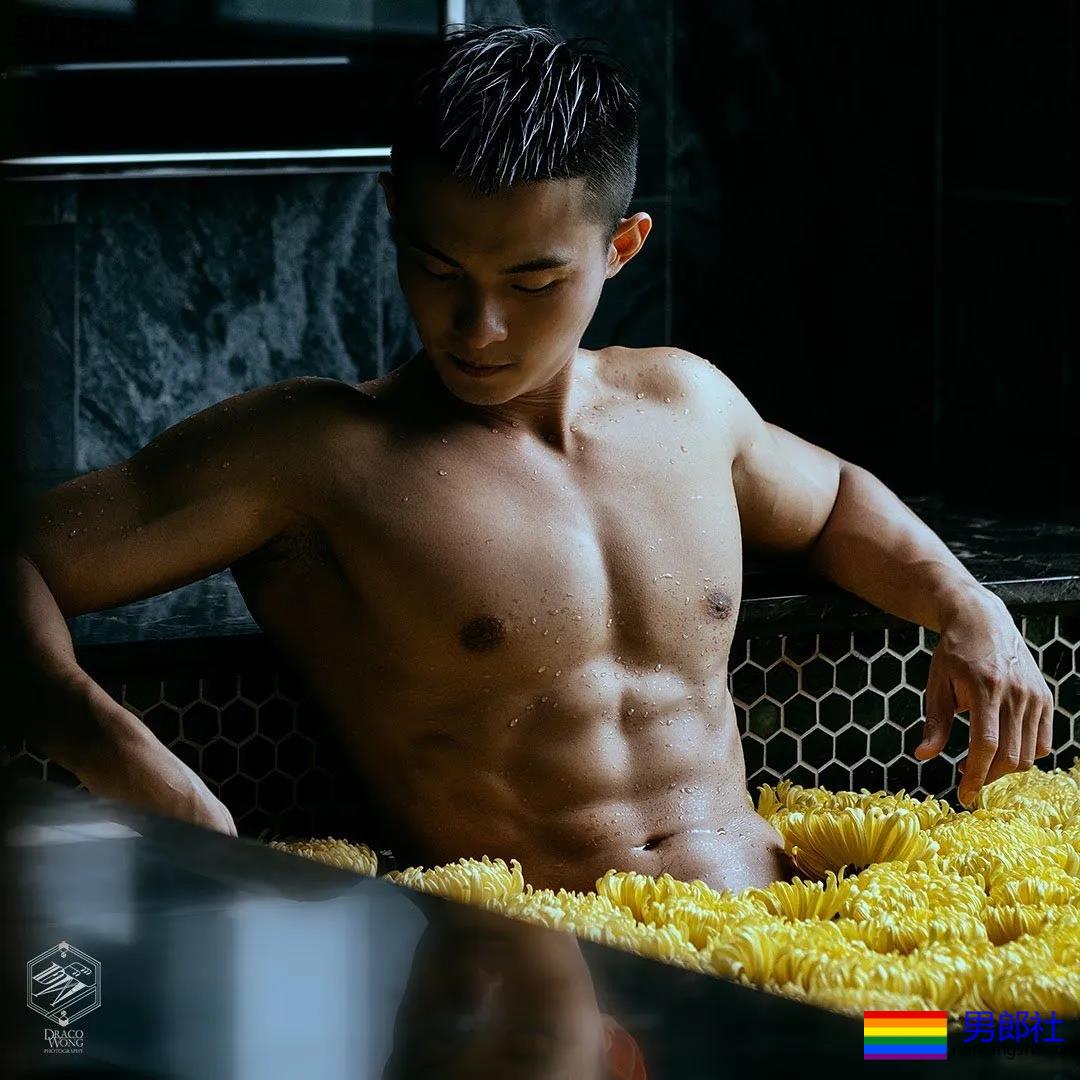 国际运动员在浴室更衣洗Z过程，男+男一个更衣室，看完太可了。 - 51虹马