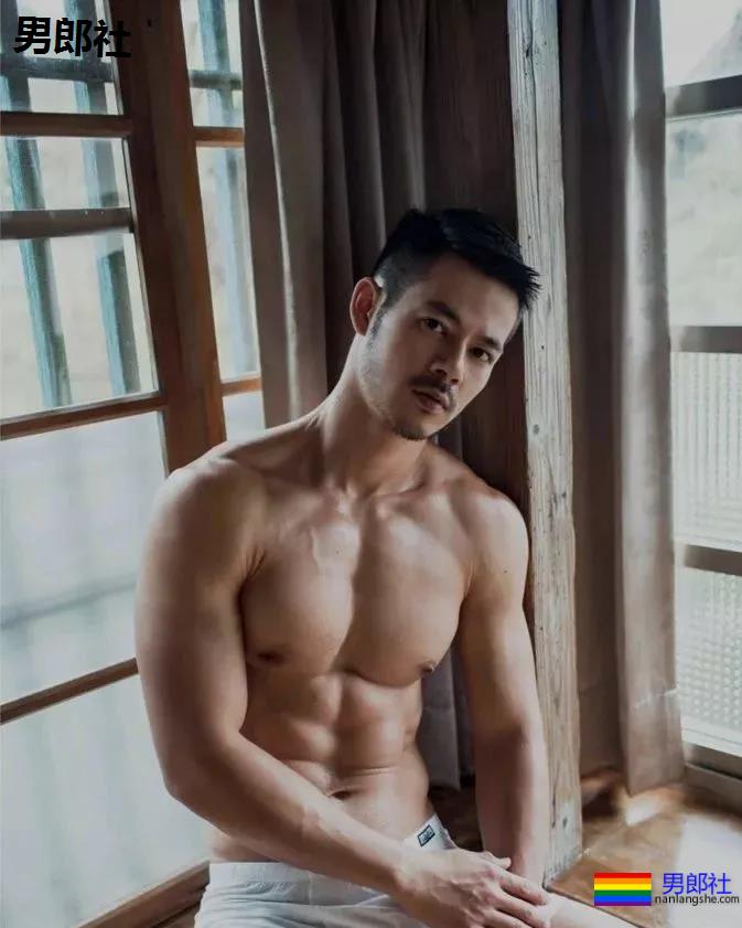 台湾最帅英语老师萧郁轩原来是名混血，身材太棒了 - 51虹马