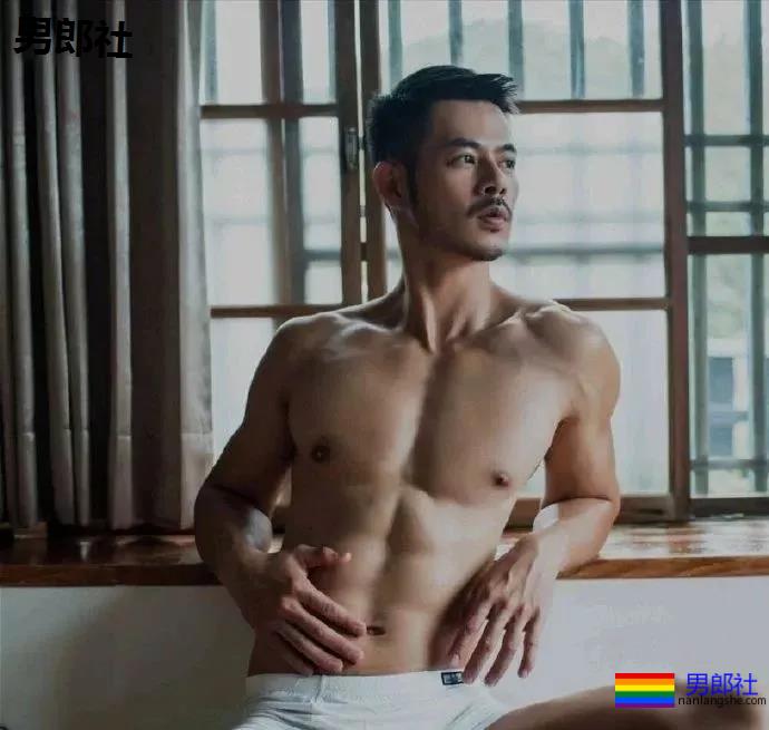 台湾最帅英语老师萧郁轩原来是名混血，身材太棒了 - 51虹马